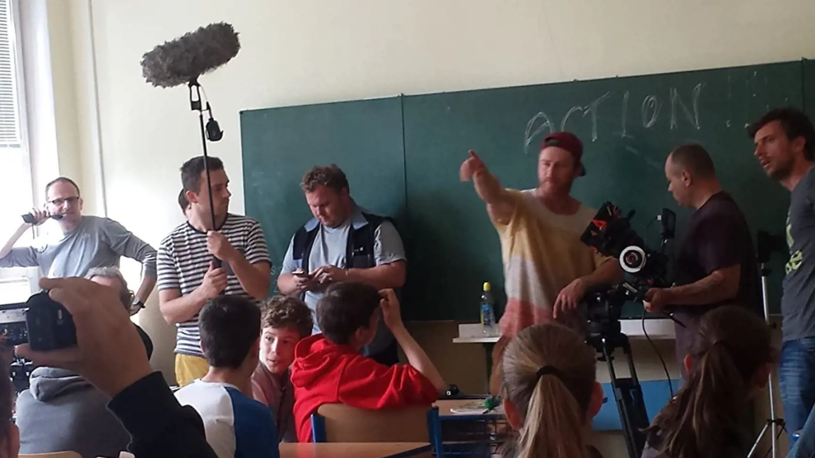 Martin Kandra (v strede) pri režírovaní filmu Karolovo posolstvo.