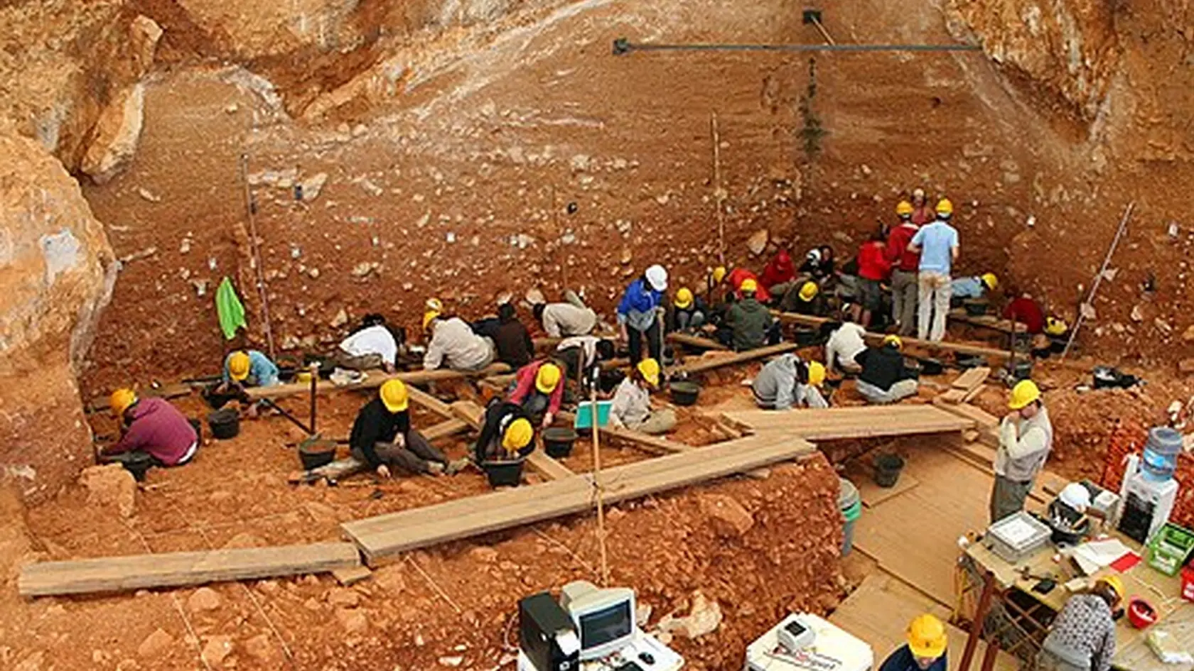 Jaskyňa plná záhad v Atapuerce. Vykopávky na úrovni TD6 v Gran Doline, kde boli objavené kosti. Patria Homo antecessor, o ktorom sa predpokladá, že je posledným spoločným predkom Homo sapiens a neandertálcov.