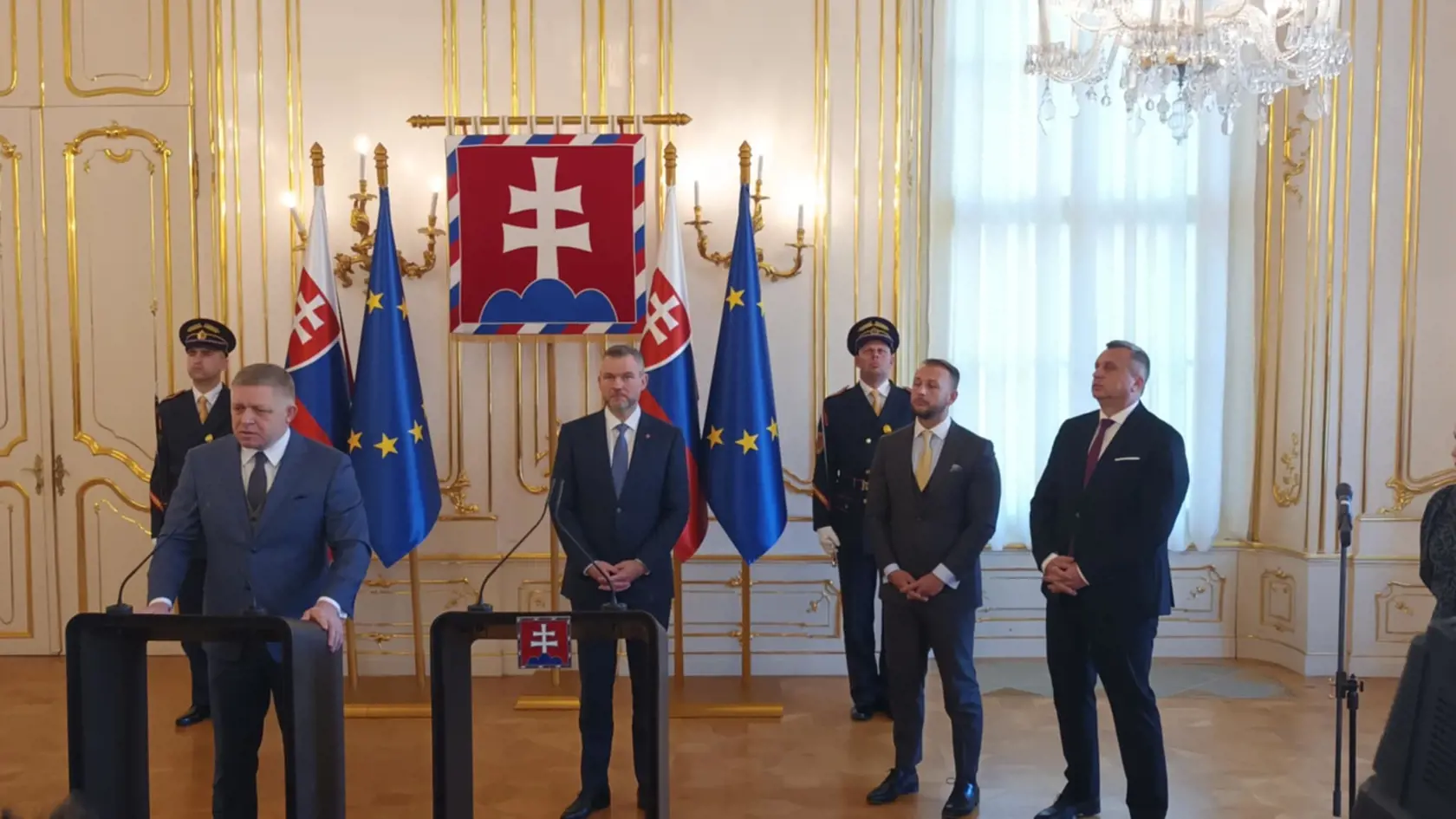 Prezident uistil, že nikto z koalície si neželá vystúpenie z EÚ a NATO