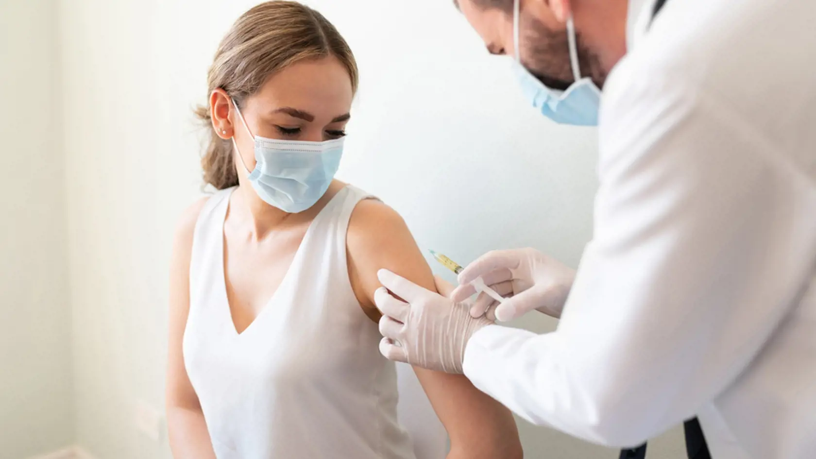 Medzi pozitívnymi prípadmi na COVID-19 boli takmer dve percentá zaočkovaných.