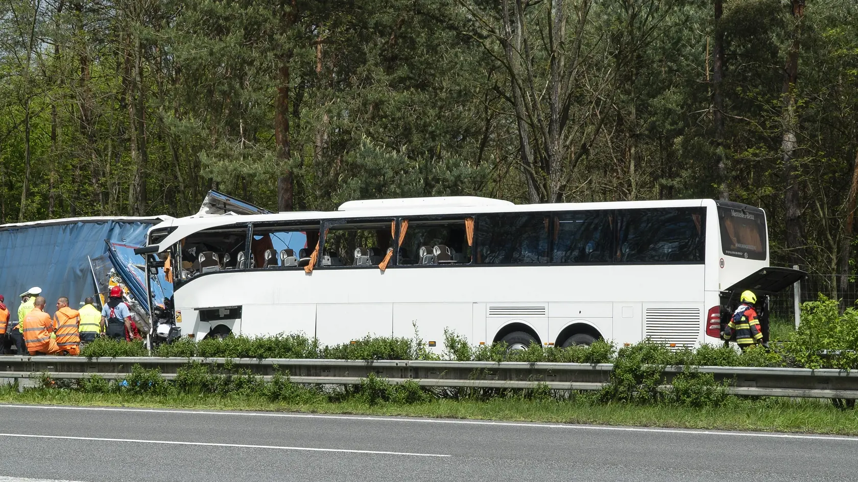 Dopravná nehoda, ktorá sa v pondelok predpoludním stala na diaľnici D2 v smere do Kútov, si vyžiadala jednu obeť, 59 osôb utrpelo zranenia rôzneho rozsahu.