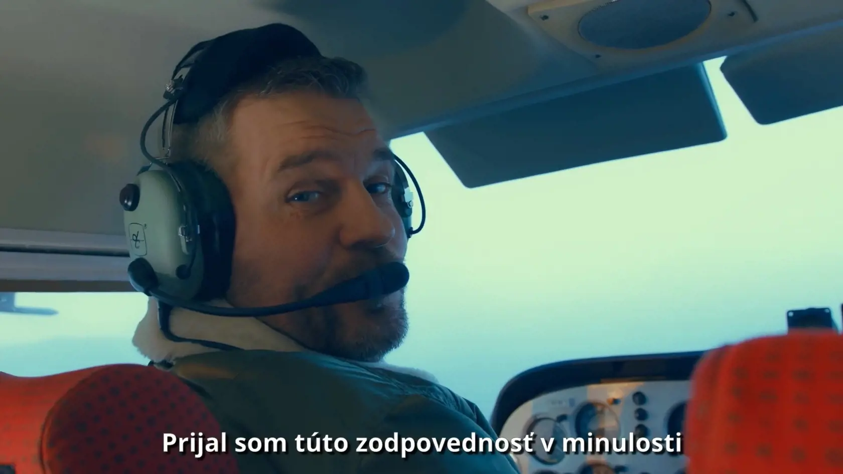 Peter Pellegrini je zaťažený na lietanie. Pilotovanie prirovnal v predvolebnom spote k riadeniu krajiny.