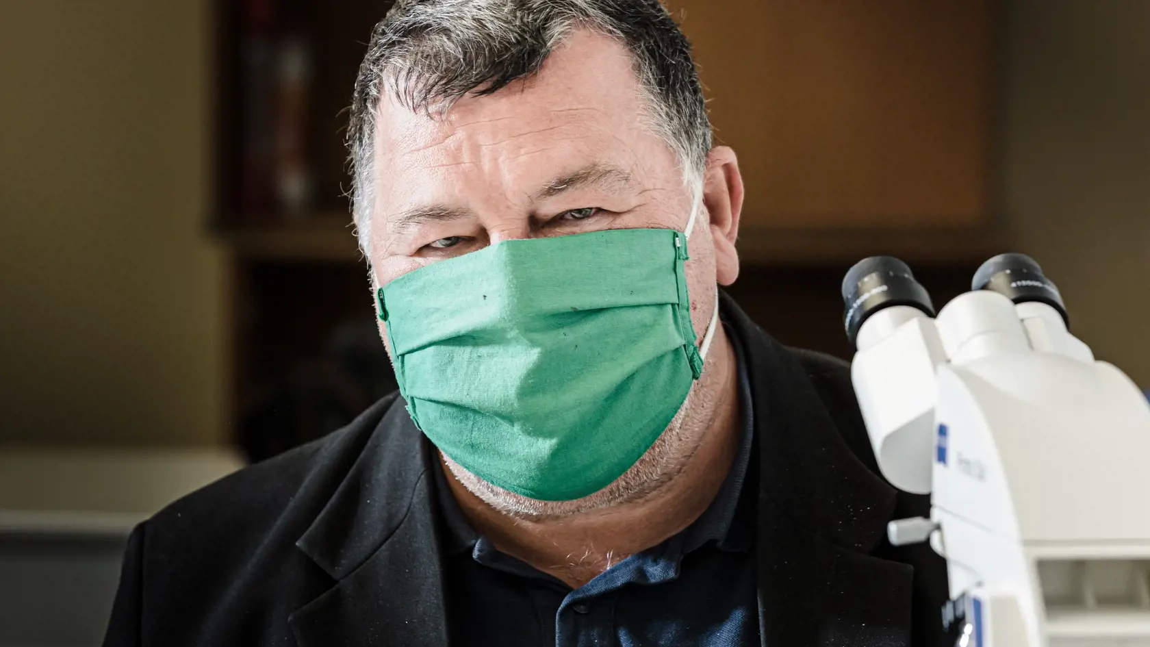 Na sníme Prof. MUDr. Vladimír Krčméry DrSc. - slovenský lekár, vedec – odborník na tropickú medicínu, infektológiu a onkológiu.