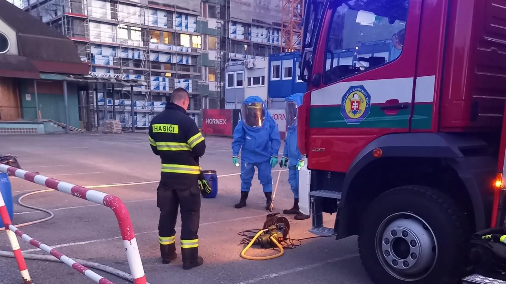 V kontajneri sa našli fľaľe s označením kyanid.