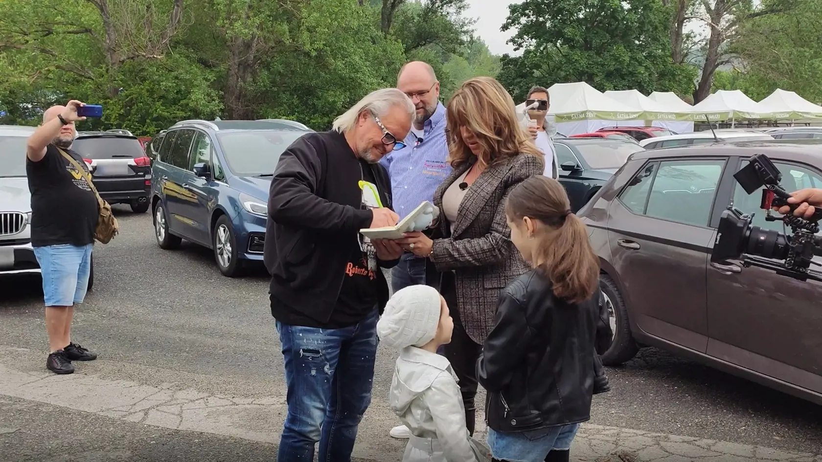 Rodinka Geissenovcov navštívila počas druhého dňa svojej návštevy na Slovensku zrúcaninu hradu Devín v Bratislave. Carmen, Roberta, Shaniu a Davinu sprevádzali predseda BSK Juraj Droba a minister hospodárstva Richard Sulík.