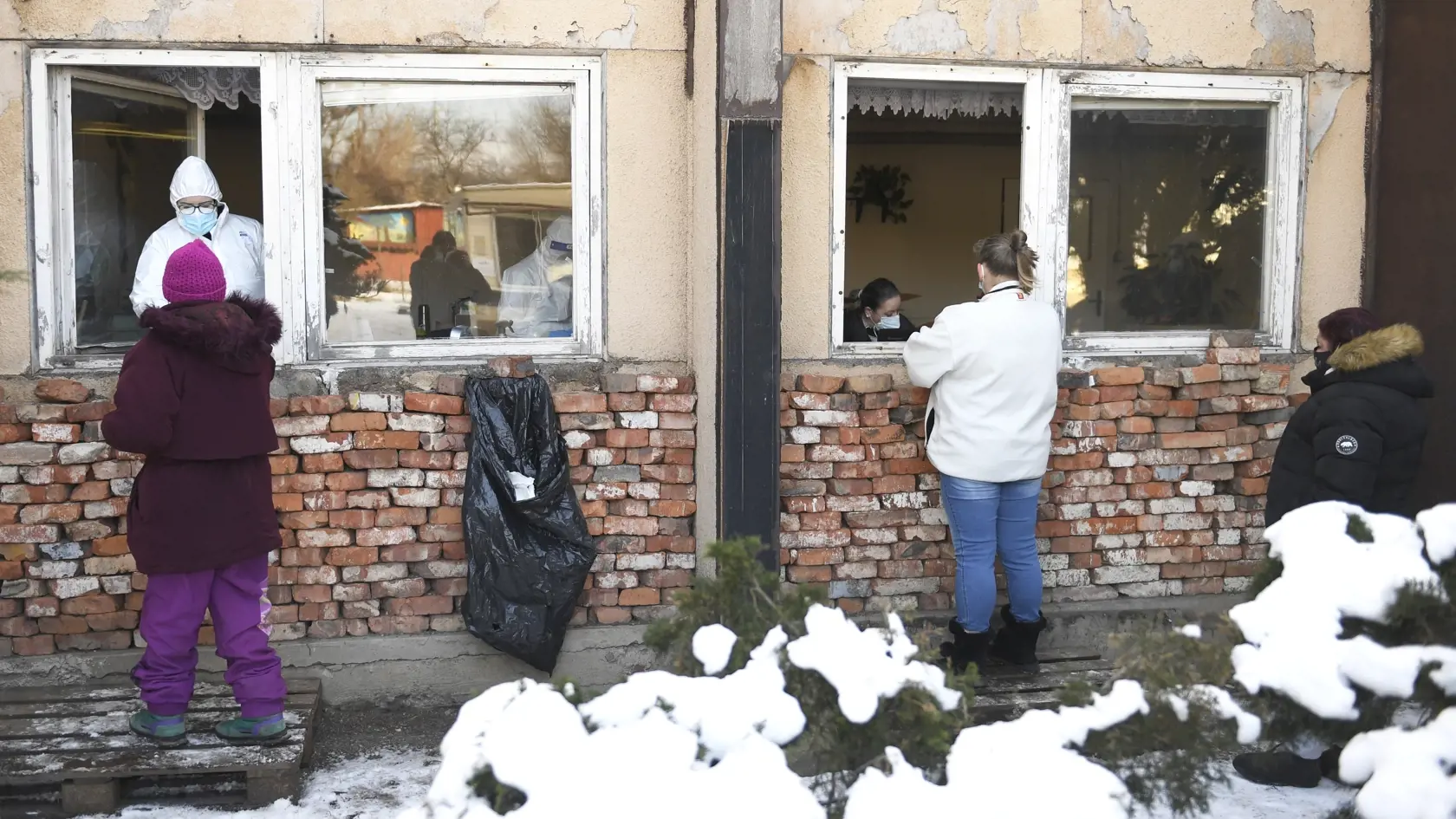 V Košiciach sa v piatok 15. januára 2021 začalo druhé dobrovoľné bezplatné plošné antigénové testovanie na ochorenie COVID-19. , k testovaniu sa pridáva aj mesto Medzev a viacero obcí v okrese Košice-okolie. V Košiciach je k dispozícii 63 odberných miest a jedna mobilná odberová jednotka na testovanie v útulkoch pre ľudí či osadách. Na snímke testovanie ľudí bez domova  na Bosákovej ulici v Košiciach v sobotu 16. januára 2021. FOTO TASR – František Iván