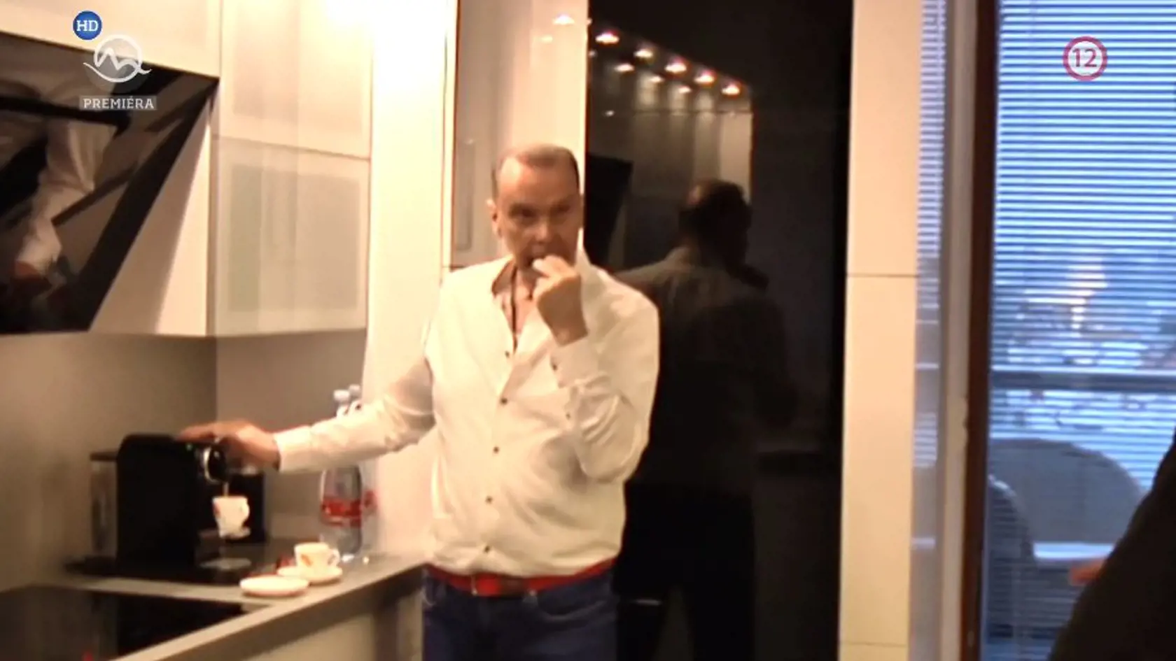 Štefan Margita v kuchyni.