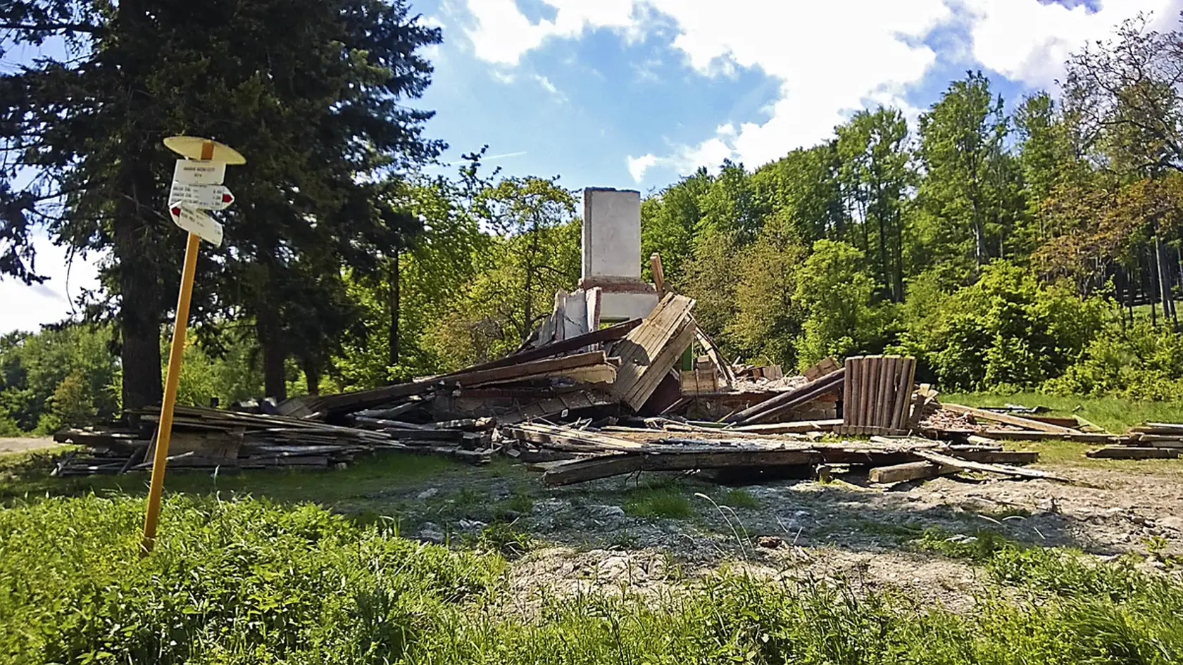 Z horárne na krásnom mieste v pohorí Tribeč zostala už len ruina.
