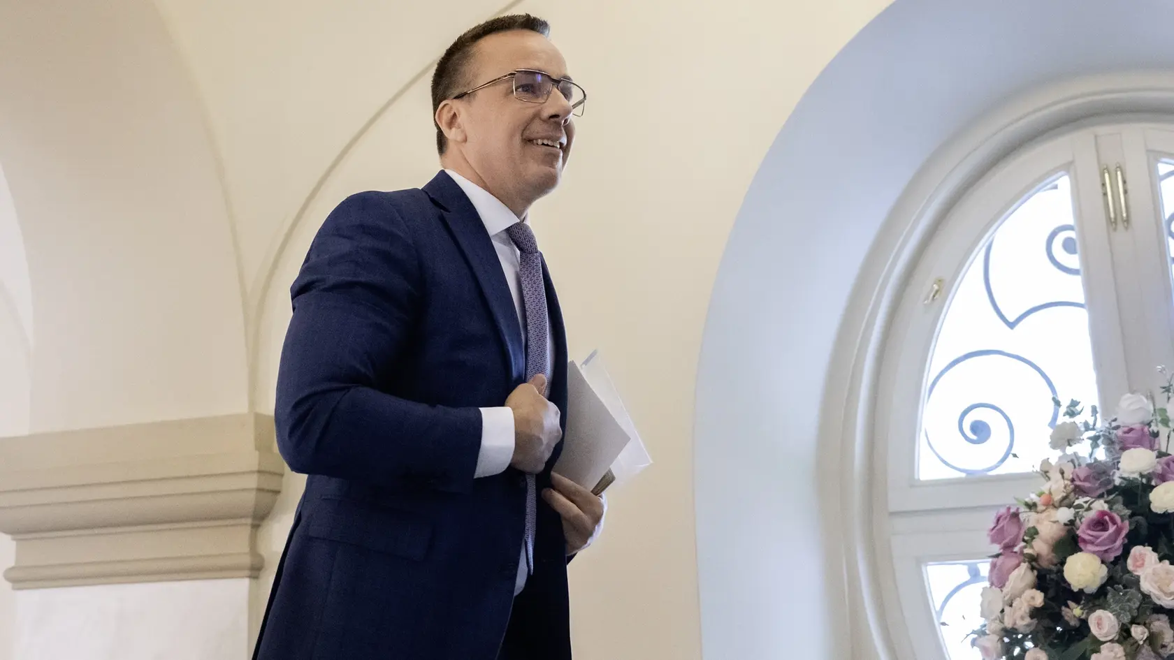 Na snímke minister práce, sociálnych vecí a rodiny SR Erik Tomáš (Hlas-SD) prichádza na 90. schôdzu vlády SR 21. mája 2025 v Bratislave.
