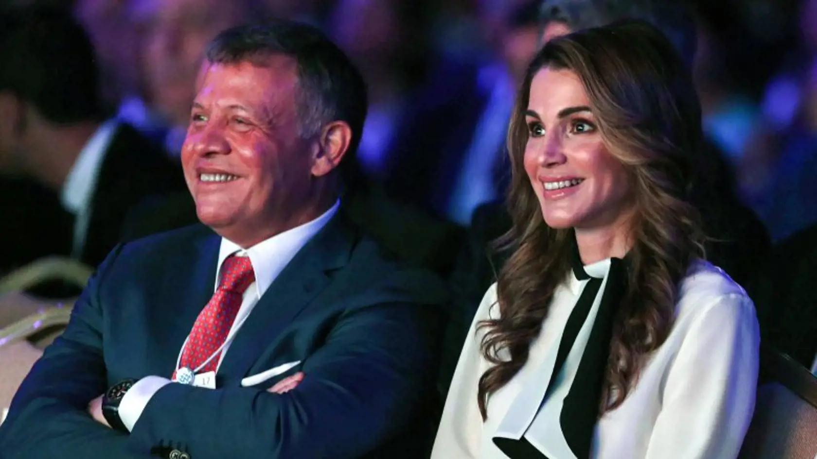 Král Abdullah II. a kráľovná Rania z Jordánska: Zoznámili sa na večeri a už pol roka na to sa zobrali. Hoci Abdullah II. pôvodne nemal byť kráľom, jeho otec sa rozhodol inak a syna posadil na trón. Jeho manželka mala vtedy iba 28 rokov, čo znamenalo obrovskú zodpovednosť a sama sa bála, či to zvládne. Dnes je jasné, že kráľ aj kráľovná sú pre krajinu prínosom.