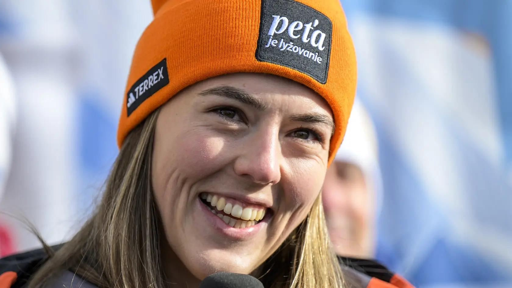 Na snímke slovenská reprezentantka v zjazdovom lyžovaní Petra Vlhová sa usmieva počas tlačovej besedy pri príležitosti odpočítavania jedného roka do začiatku zimných olympijských hier 2026. 