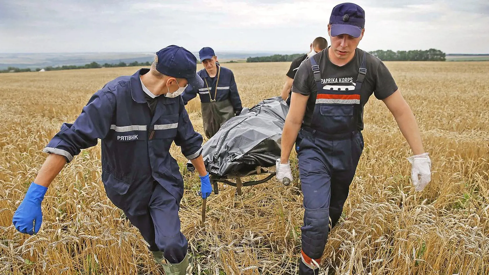Telá odnášali z miesta dopadu lietadla.