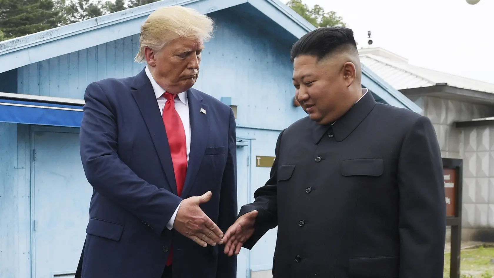 Na archívnej snímke americký prezident Donald Trump a vodca KĽDR Kim Čong-un.