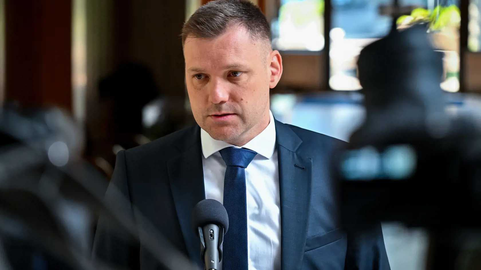 Na snímke minister životného prostredia SR Tomáš Taraba (nominant SNS) počas príchodu na 37. schôdzu vlády SR 5. júna 2024 v Bratislave.