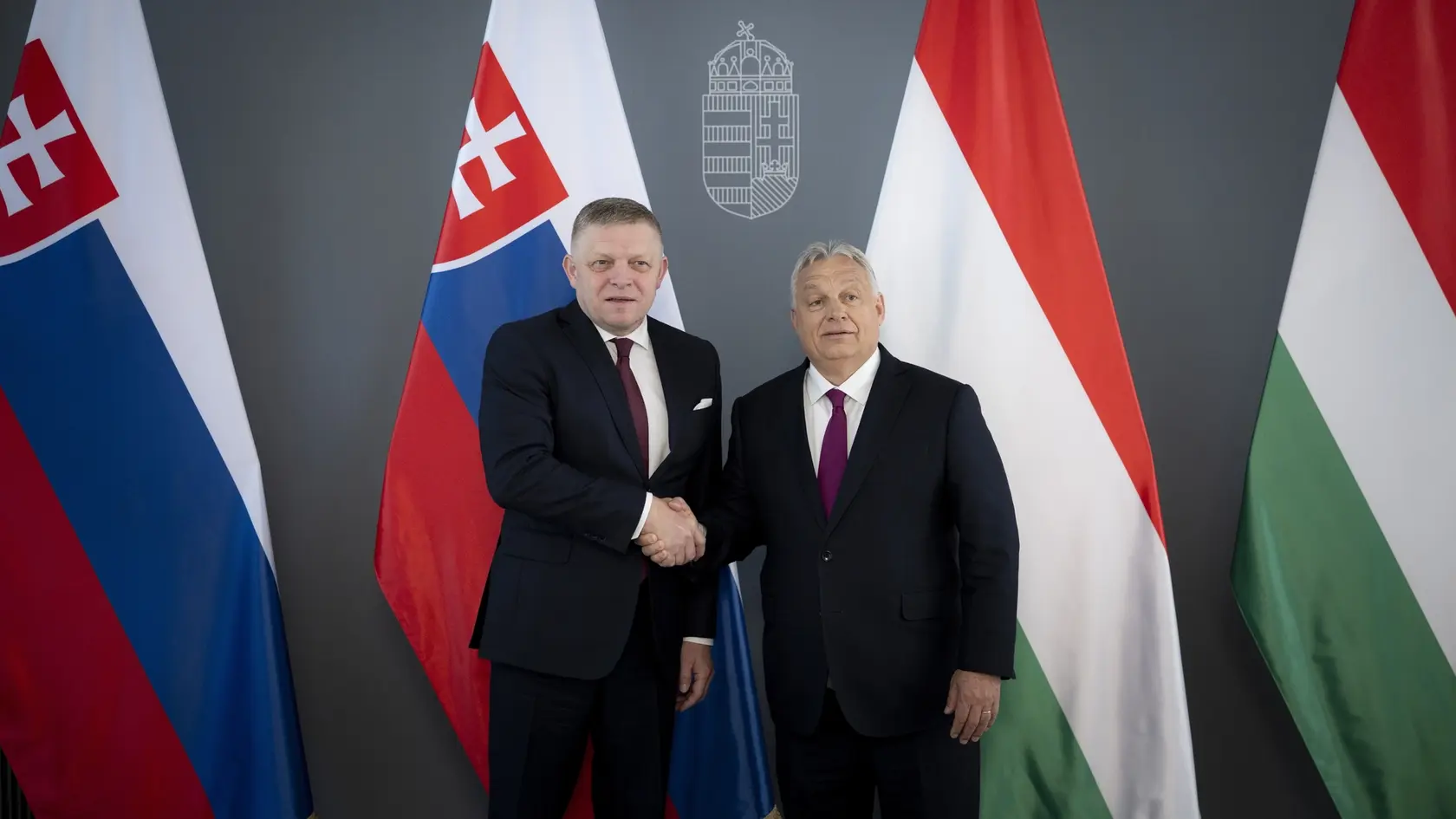 Maďarský premiér Viktor Orbán (vpravo) si podáva ruku s premiérom SR Robertom Ficom (Smer-SD) počas ich stretnutia v Budapešti 29. mája 2025.