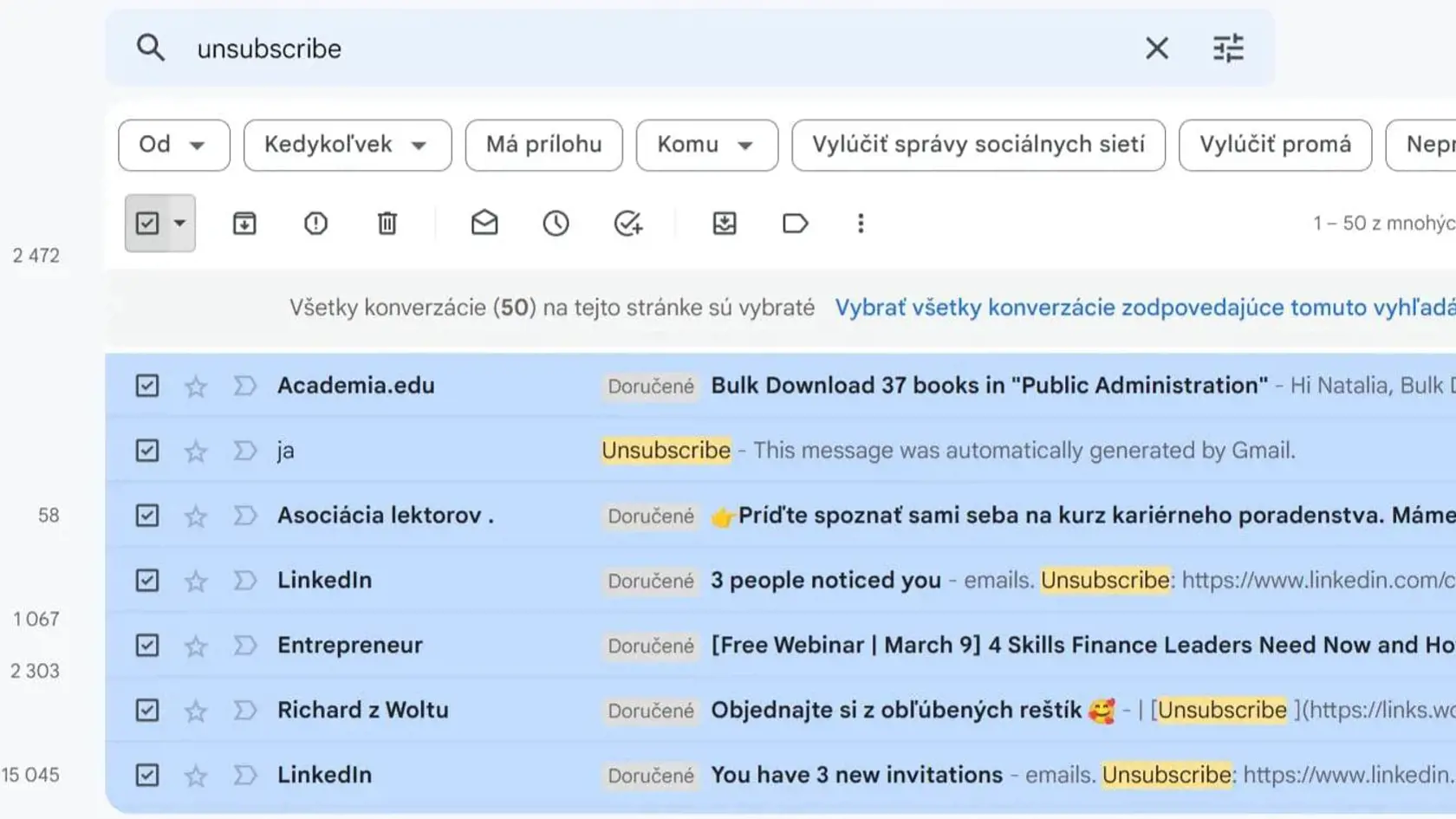 Ak sa vo svojom Gmaili strácate v reklamných správach od rôznych e-shopov, značiek a webstránok, existuje na to jednoduchý trik. Otvorte si domovskú stránku Hlavné a do vyhľadávača zadajte slovo "unsubscribe", čo znamená odhlásiť. Gmail vám vyhľadá všetky reklamy, na ktorých máte odber. Zaškrtnite políčko "vybrať všetky", stlačte vymazať a už žiadny zbytočný email nedostanete.