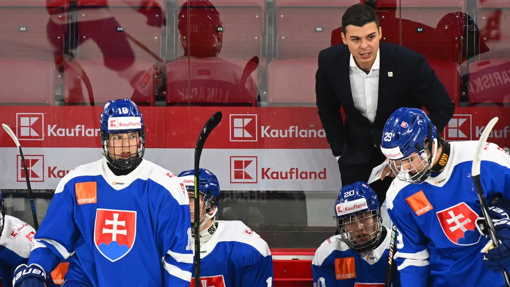 Hlavný tréner slovenskej reprezentácie hráčov do 18 rokov Martin Dendis (vpravo).