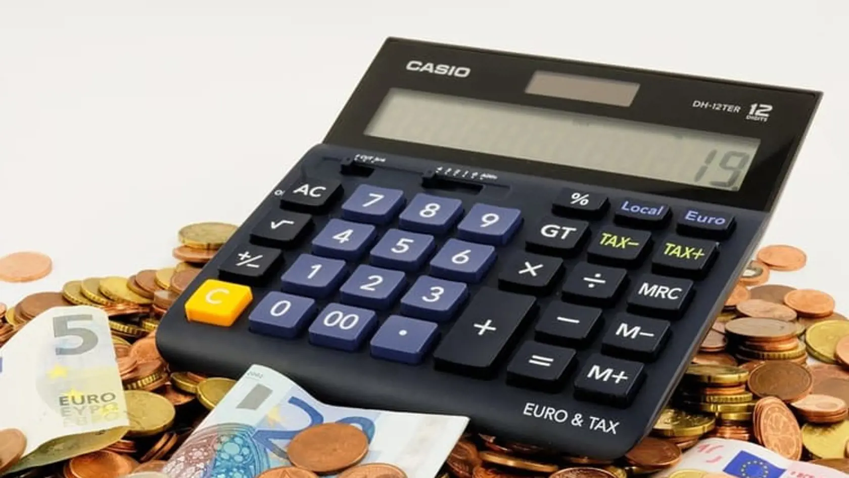 Kým si vezmete pôžičku, porovnajte si ponuky jednotlivých finančných inštitúcií, aby ste preplatili čo najmenej.