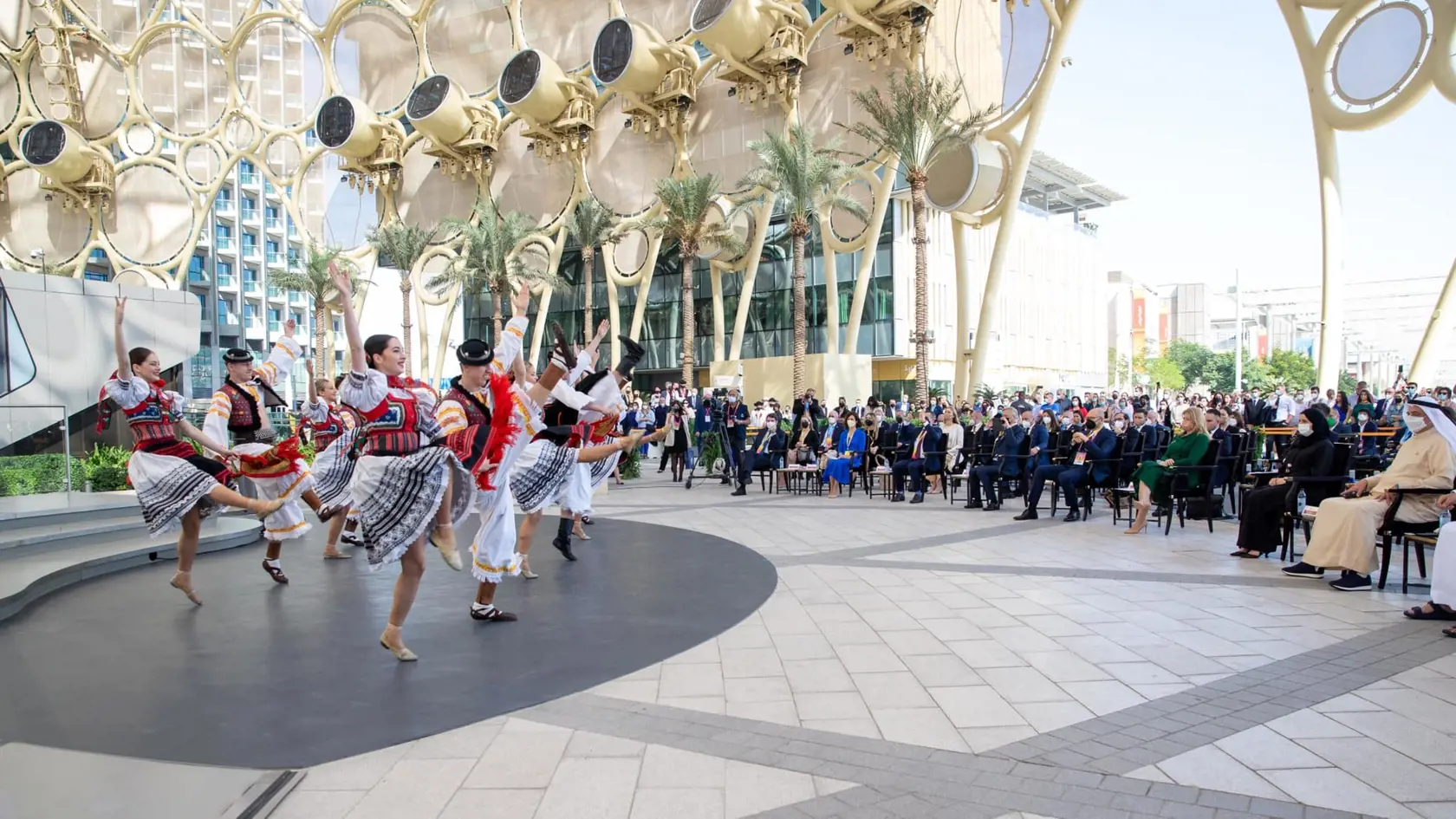Celosvetová výstava inovácií, priemyslu a kultúry krajín dnes patrí iba Slovensku! Oficiálne otvorenie Národného dňa Slovenskej republiky na Expo Dubaj 2020 bolo sprevádzané vztýčením slovenskej vlajky a vypočutím našej hymny. V takto dôležitý deň pre Slovensku tam nechýbala ani prezidentka Zuzana Čaputová.