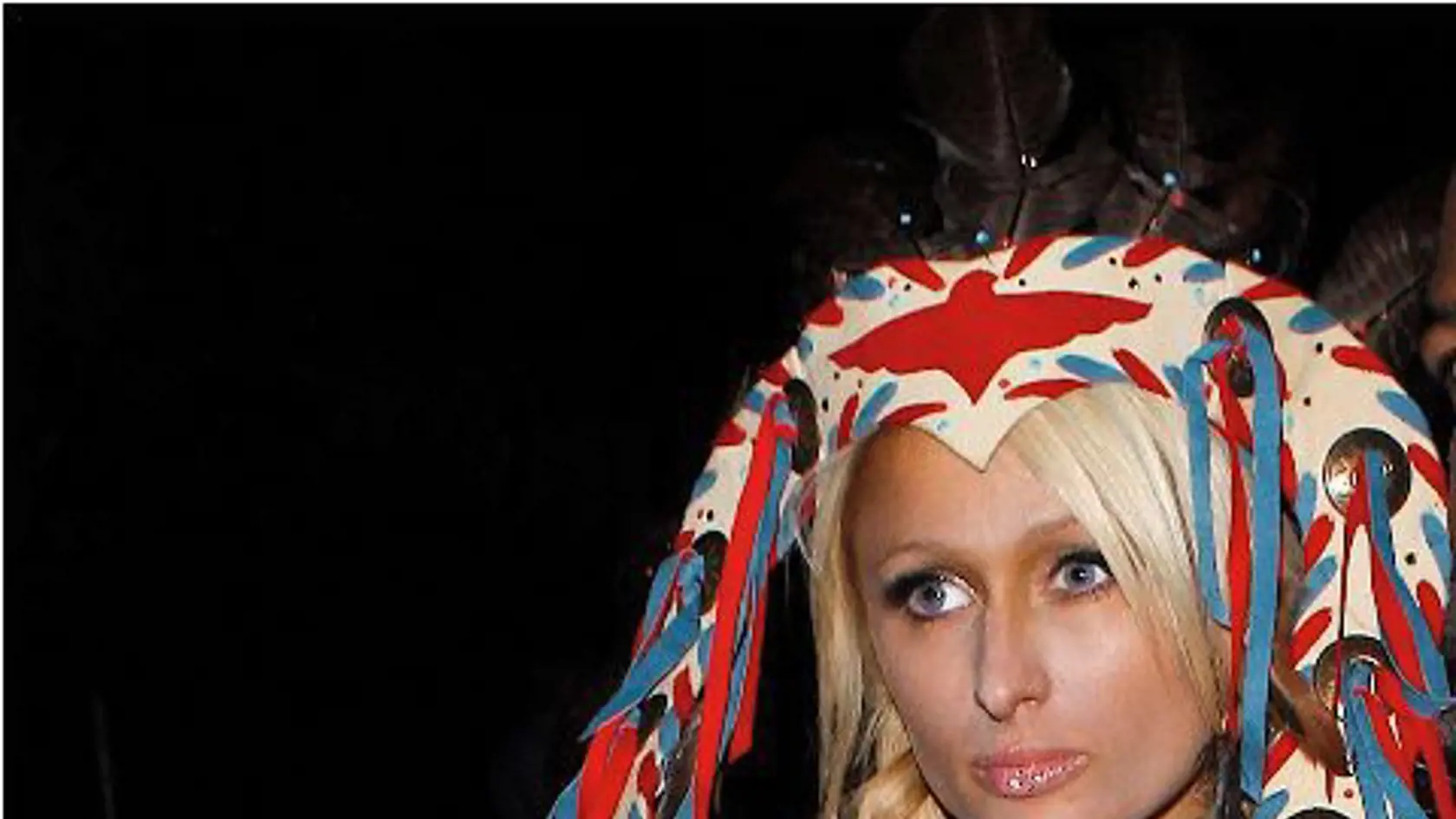 Kuk!
Indiánka Paris Hilton
neustrážila svoju
bradavku.