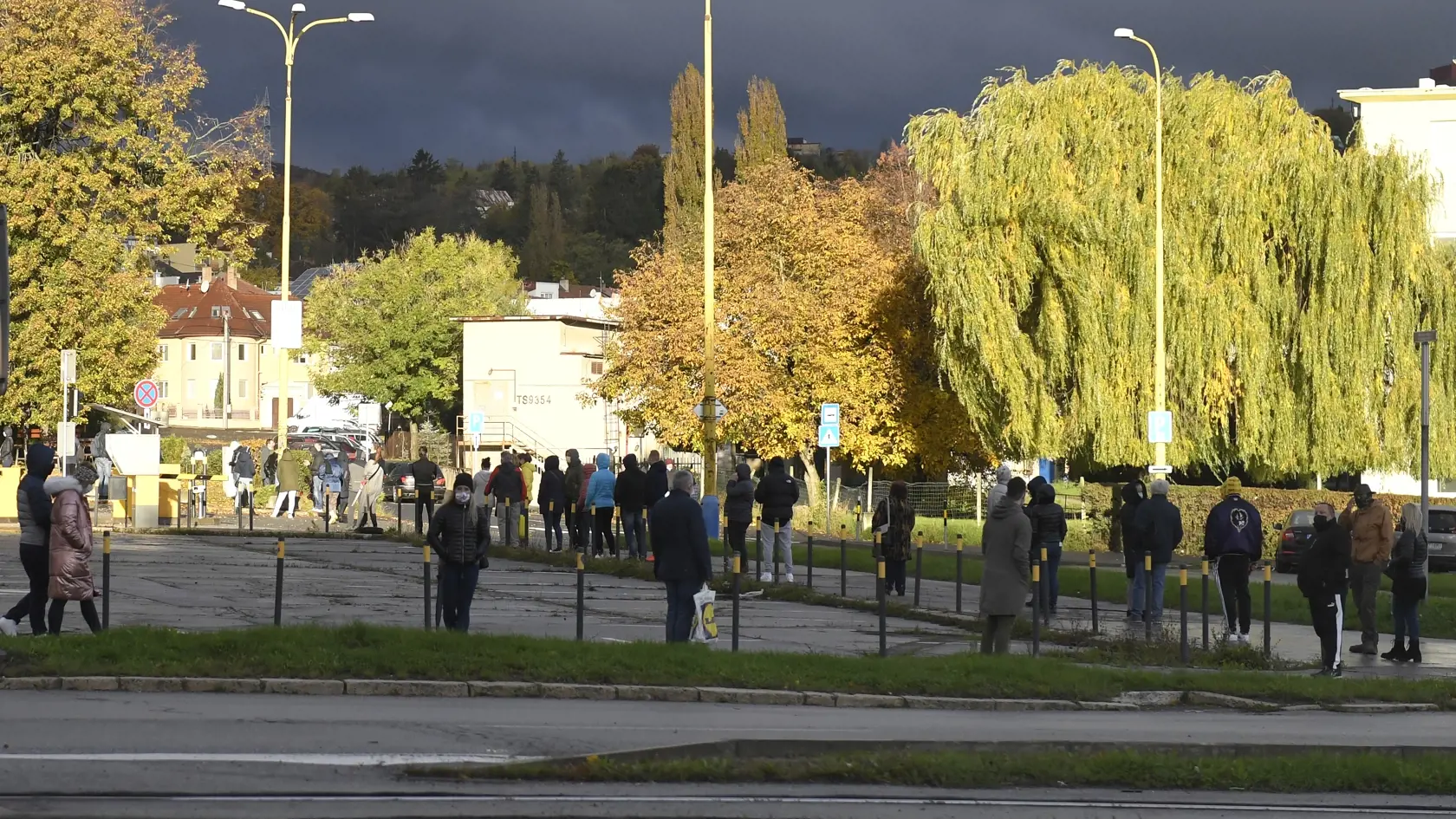 Stáť v zime v radoch odrádza mnoho ľudí. Samosprávy by mohli využiť objednávací systém, čím by okrem čakania aj znížili riziko nákazy koronavírusom.