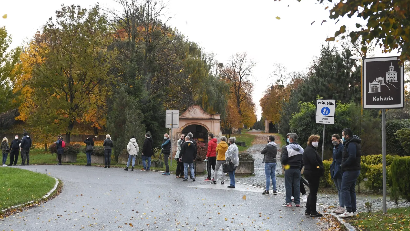 Stáť v zime v radoch odrádza mnoho ľudí. Samosprávy by mohli využiť objednávací systém, čím by okrem čakania aj znížili riziko nákazy koronavírusom.