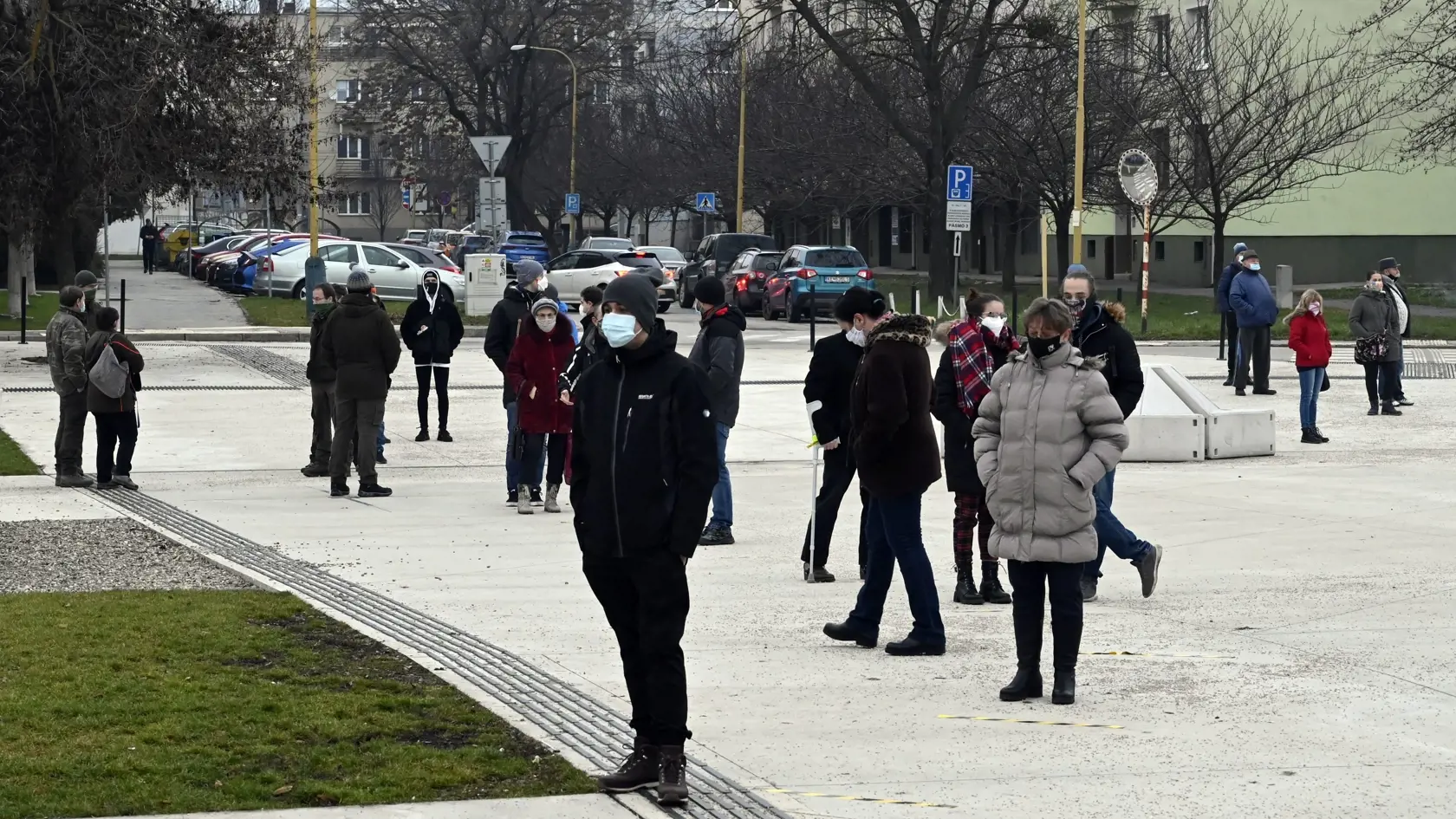 Stáť v zime v radoch odrádza mnoho ľudí. Samosprávy by mohli využiť objednávací systém, čím by okrem čakania aj znížili riziko nákazy koronavírusom.