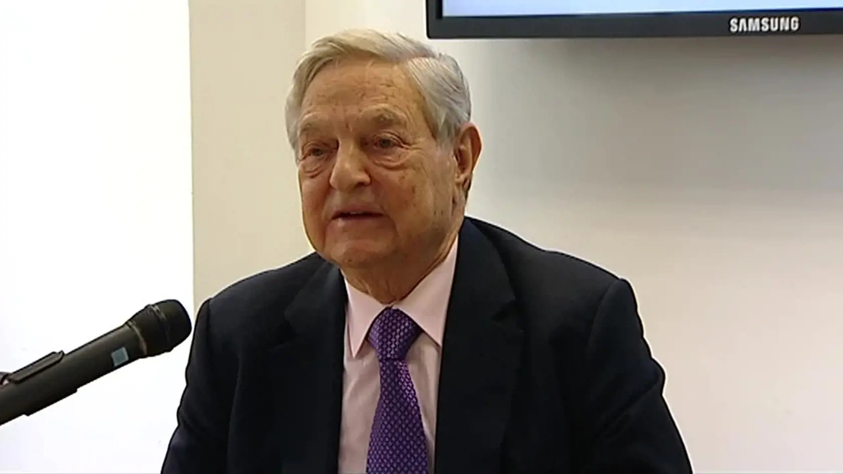 Miliardár George Soros (93) nedá spávať mnohým. Začínal ako vrátnik na železnici a čašník v nočnom klube, prežil nacistickú okupáciu Maďarska, znehodnotil libru, bol vyhlásený za osobnosť roka 2018 a po svojom boku má krásnu manželku, ktorá je od neho, mimochodom, mladšia o 42 rokov.