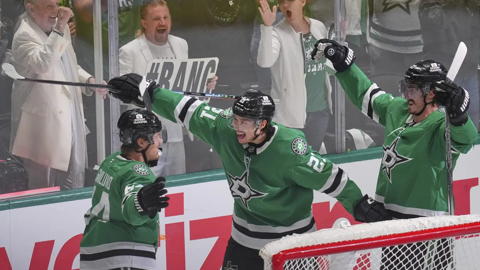 Mikael Granlund (64) oslavuje gól so spoluhráčmi.