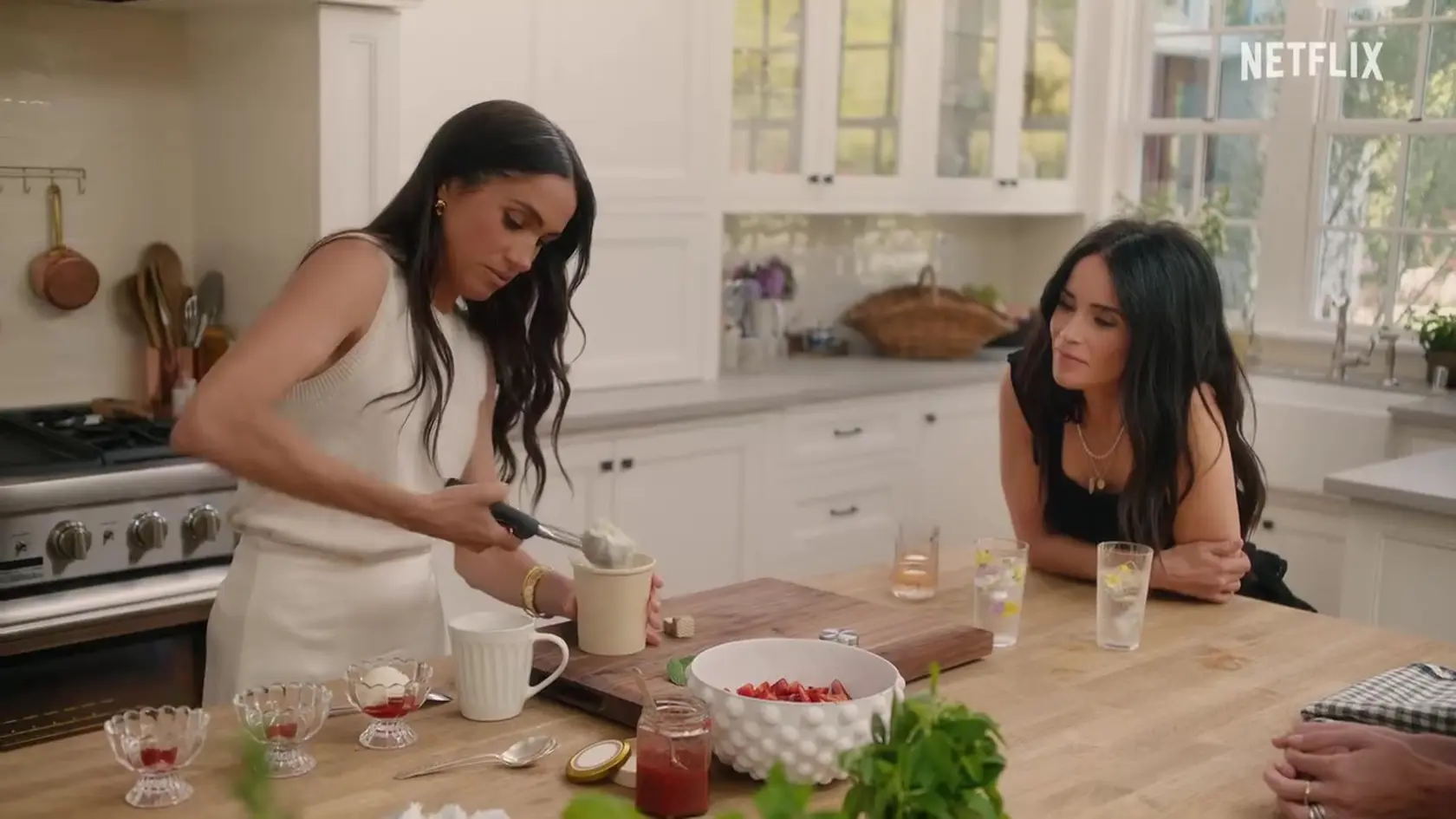 Meghan Markle má vlastnú kulinársku šou na Netflixe. Zmrzlinu servíruje staromódnych pohároch, pričom podobné verzie nájdete na Crate and Barrel za 3,6 eur za kus.