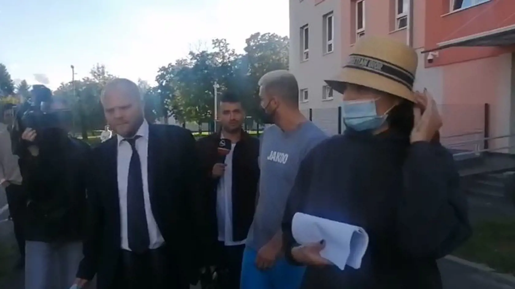 Zuzana Plačková a René v sprievode ich právnika.