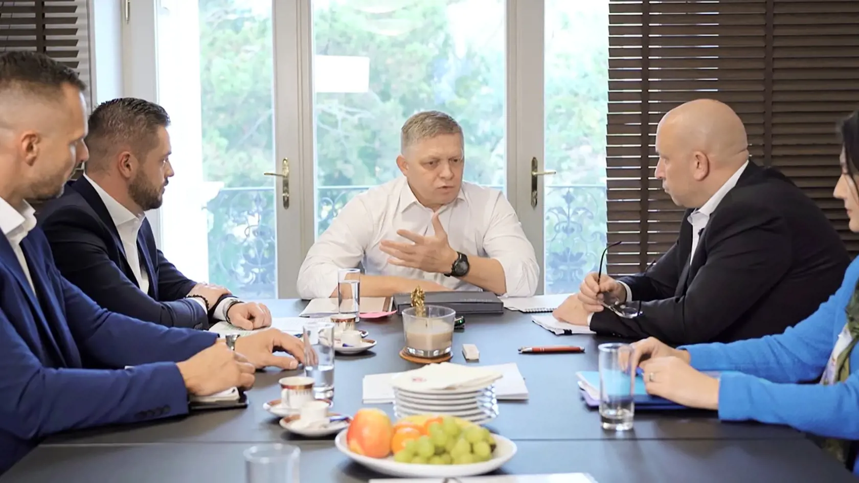 Nezaspal dobu. Fico pochopil silu videí, ľuďom cez ne sprístupňuje aj zasadnutia.