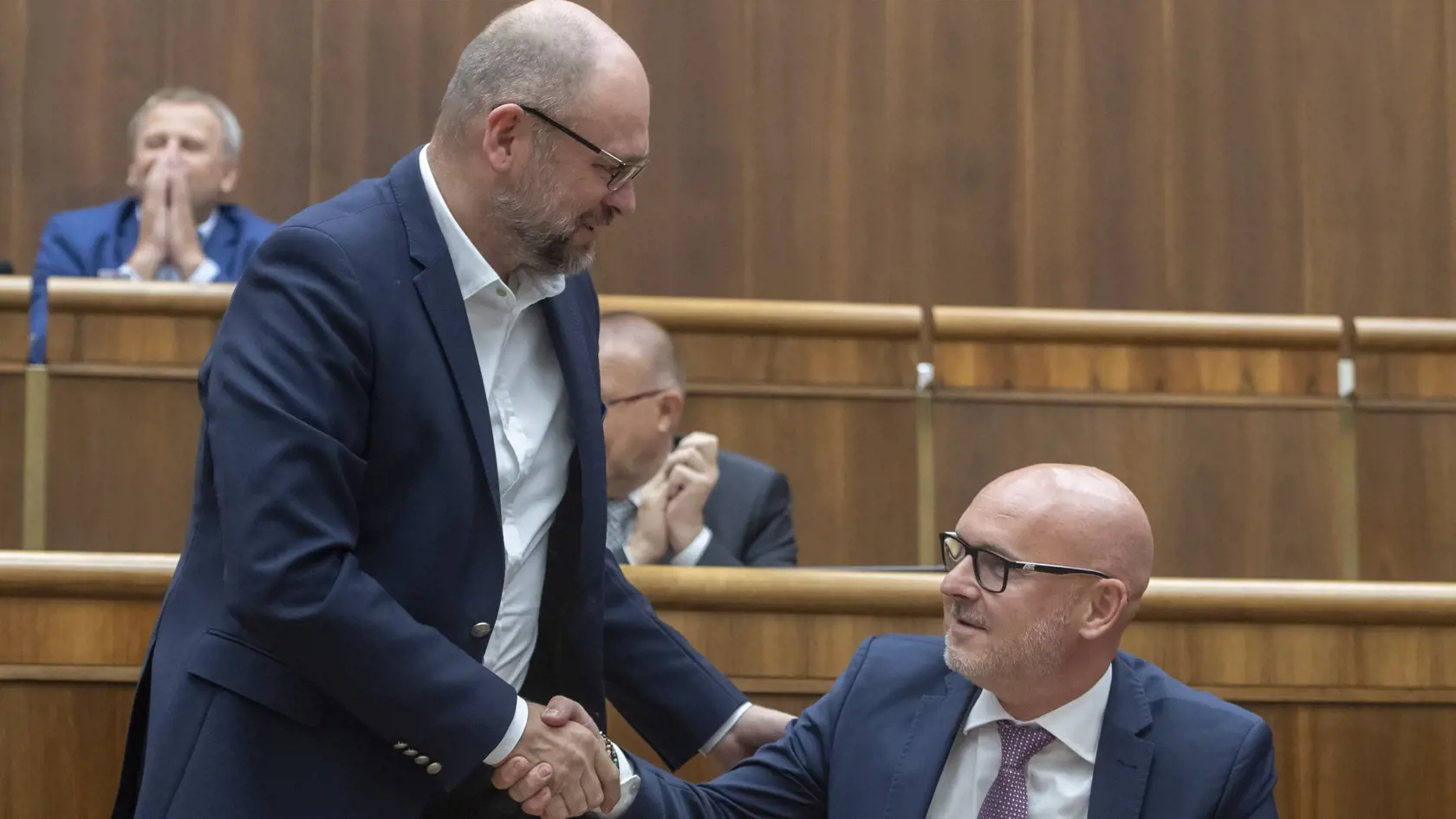 Na snímke vľavo minister hospodárstva SR Richard Sulík a vpravo minister školstva, vedy, výskumu a športu SR Branislav Gröhling (obaja SaS) po neschválenom odvolávaní poslancami NR SR počas 66. schôdze Národnej rady SR 28. júna 2022 v Bratislave. FOTO TASR - Martin Baumann