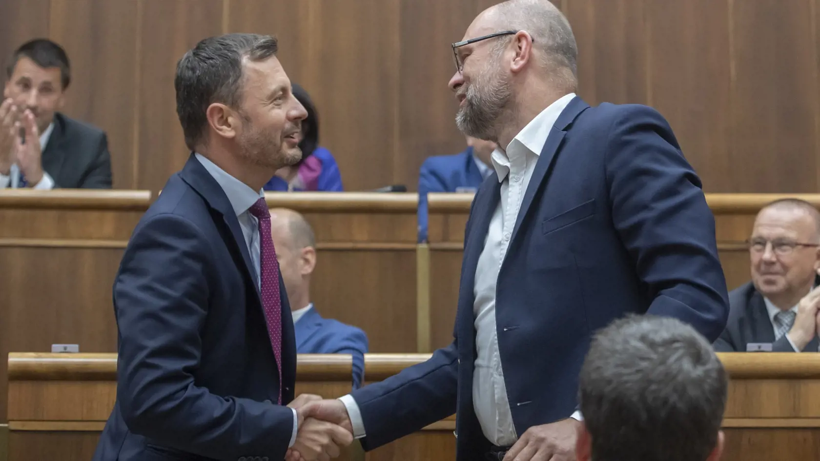 Na snímke vľavo premiér SR Eduard Heger (OĽaNO) a vpravo minister hospodárstva SR Richard Sulík (SaS) po neúspešnom odvolávaní poslancami NR SR počas 66. schôdze Národnej rady SR 28. júna 2022 v Bratislave. FOTO TASR - Martin Baumann