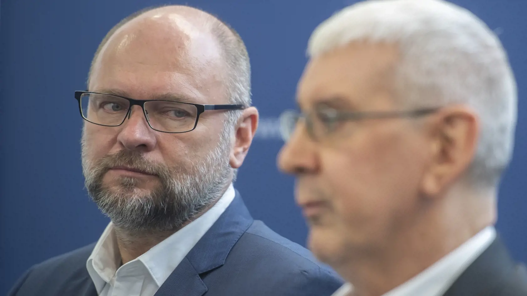 „Richard Sulík volá po dodržiavaní pravidiel, ale zároveň opakovane porušuje koaličnú zmluvu a internú komunikáciu v rámci koalície zverejňuje na FB či priamo médiám. Jasné, že je to už prebiehajúca kampaň a nie snaha o pokračovanie tejto koalície. A jasné, že SaS skončí nielen teraz mimo vlády, ale po ďalších voľbách aj mimo parlamentu. Kto chce kam…,“ reagoval na slová premiéra minister obrany Jaroslav Naď (OĽANO).