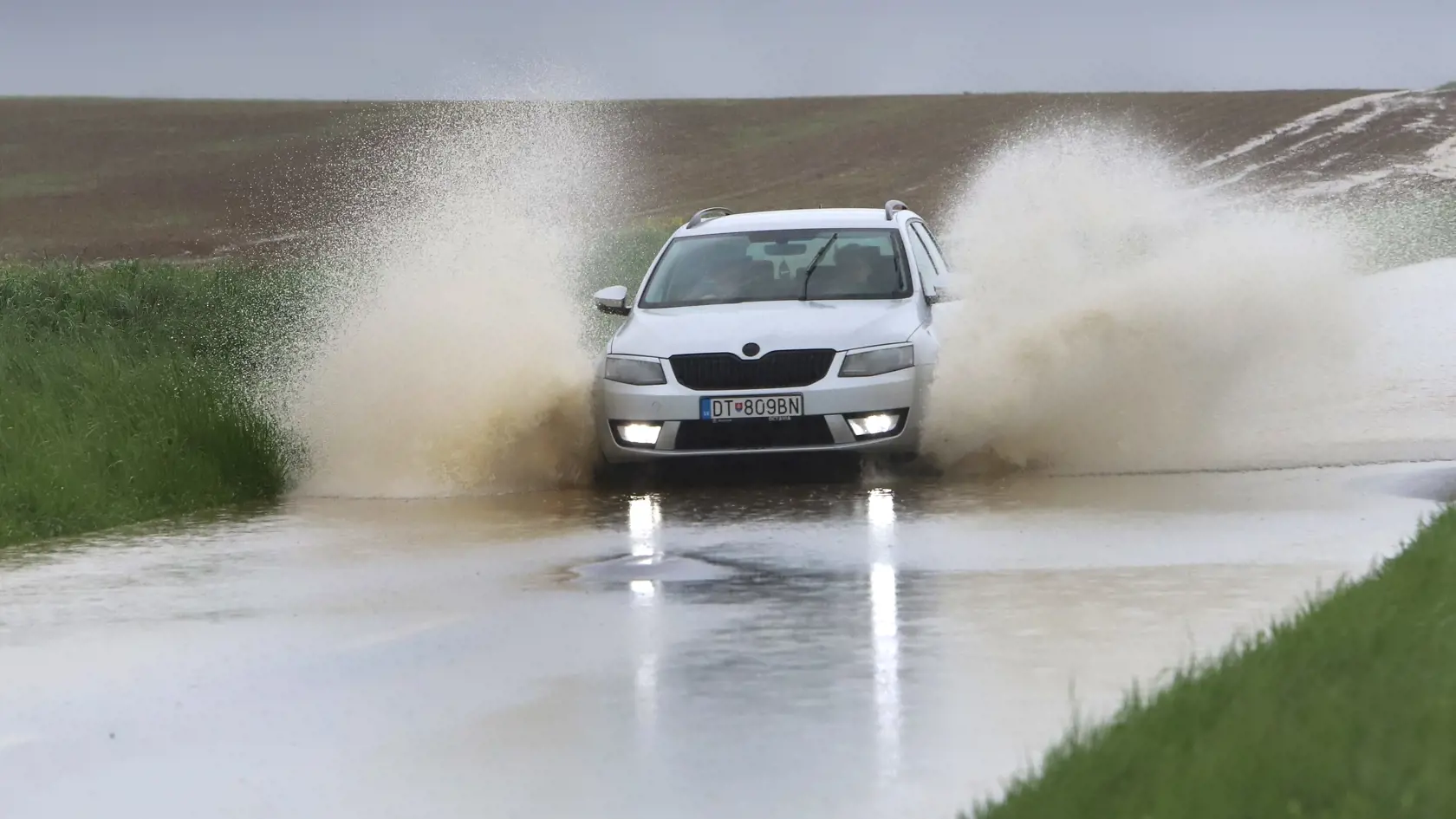 Na väčšine územia Slovenska platia až do stredy výstrahy pred dažďom prvého a druhého stupňa. Slovenský hydrometeorologický ústav (SHMÚ) varuje aj pred povodňami, najmä na západnom a strednom Slovensku. Na snímke úsek cesty Očová - Dúbrava, kde sa cez cestu valí masívne množstvo vody a blata z okolitých polí. Okres Zvolen, 17. mája 2023. FOTO TASR - Ján Krošlák