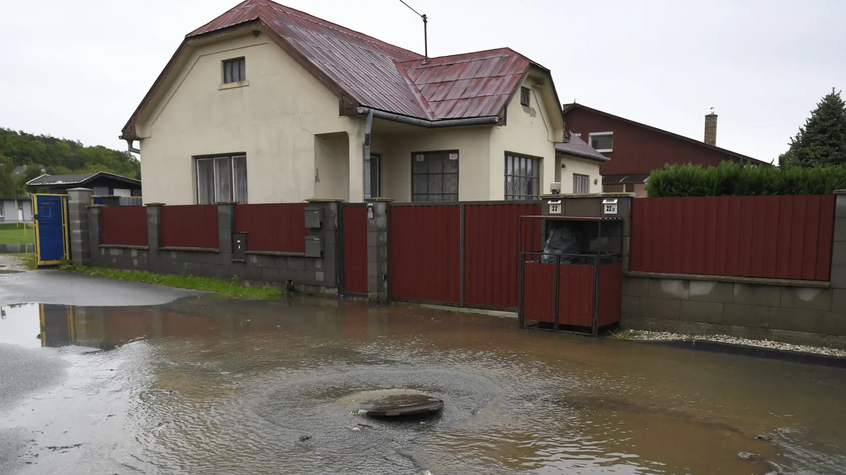 Na snímke zaplavená ulica v obci Malá Ida v stredu 17. mája 2023 v okrese Košice - okolie po silnom daždi. FOTO TASR - František Iván