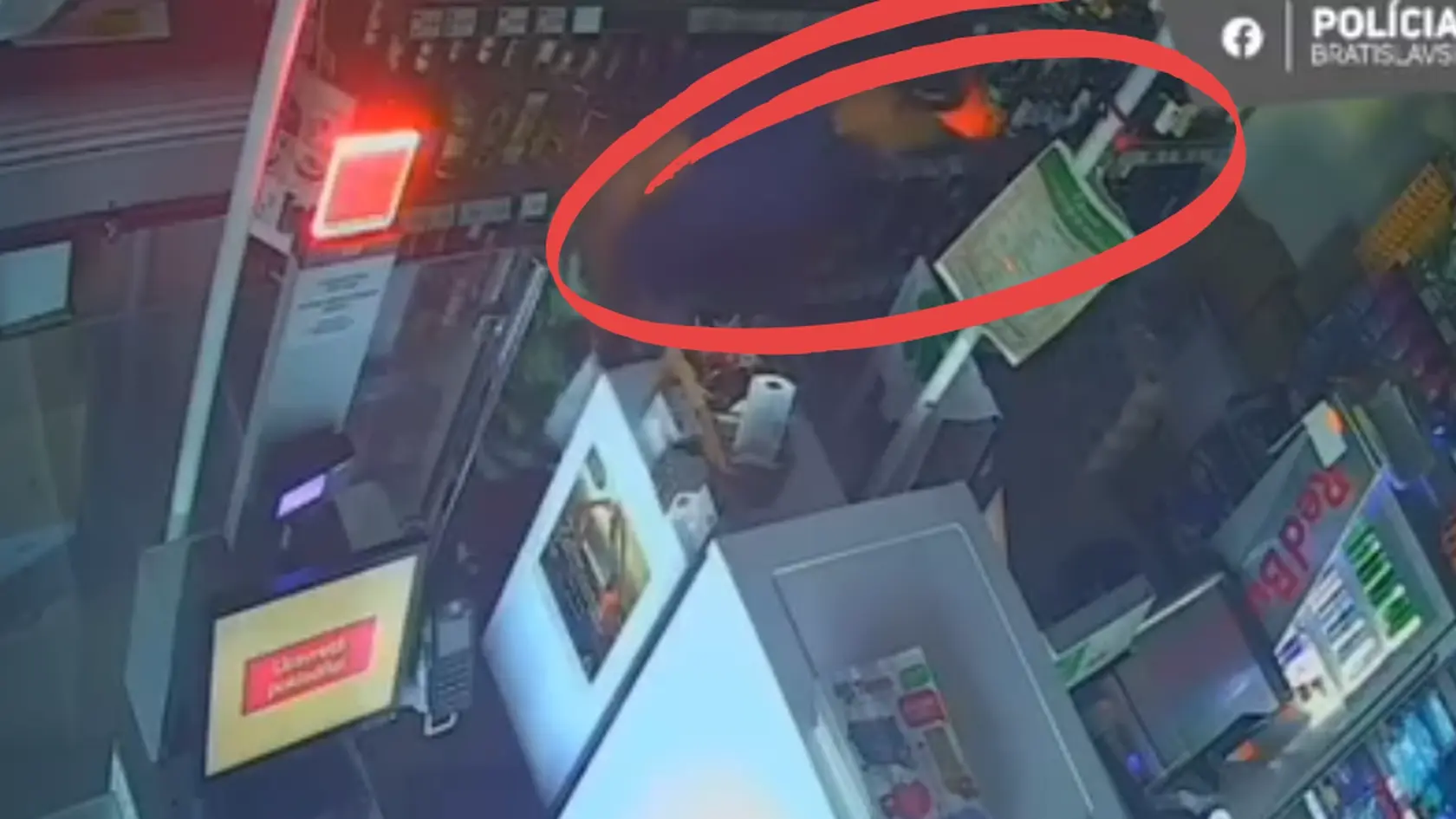 Polícia pátra pre krádež v bratislavskej predajni po totožnosti jedného muža.