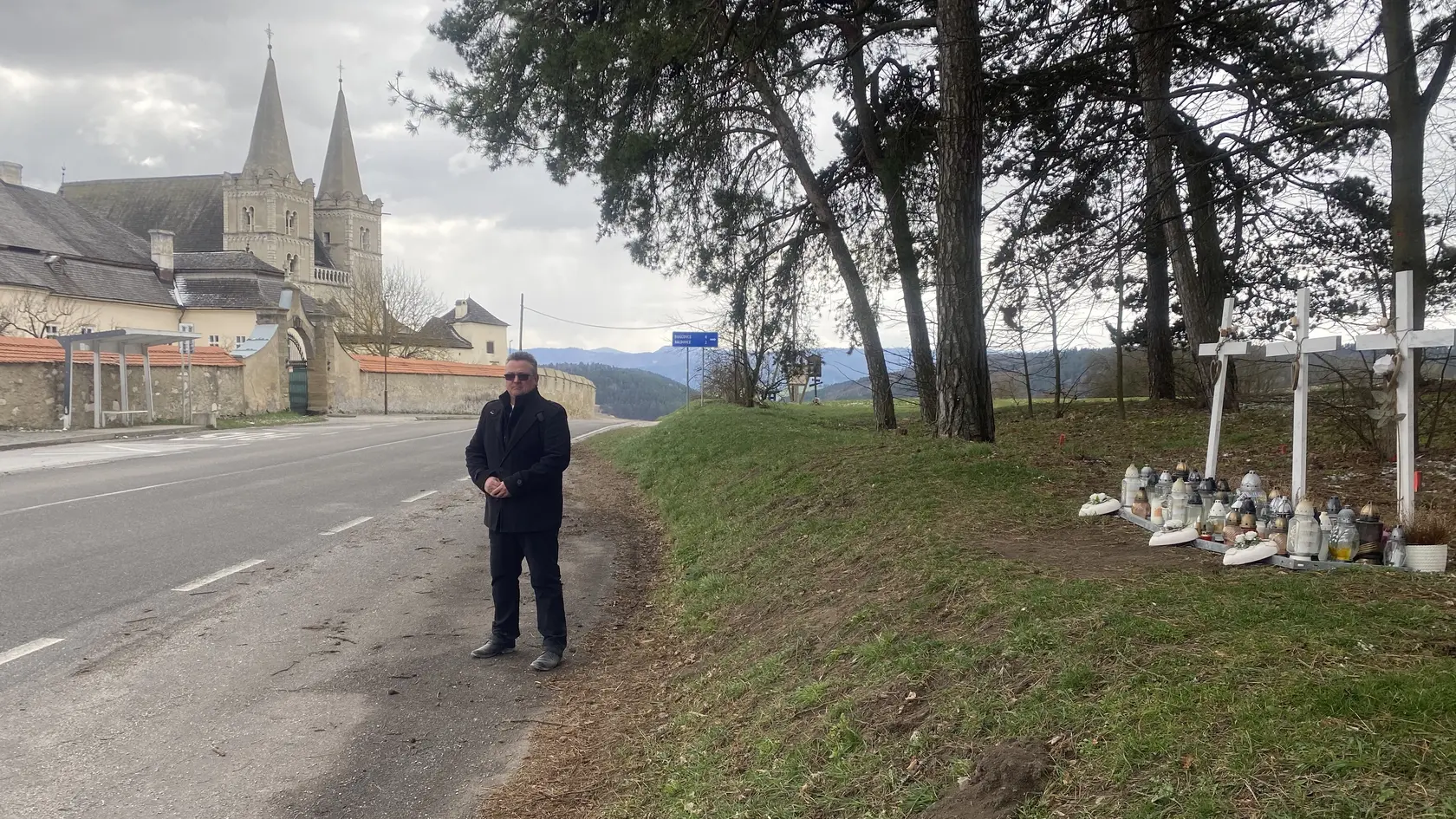 Tri kríže stoja v Spišskom Podhradí pri vstupe do Spišskej Kapituly už rok ako memento obrovskej tragédie - smrti troch nevinných dievčat, ktoré zomreli počas cesty na diecézne stretnutie so spišským biskupom pod kolesami autobusu. 