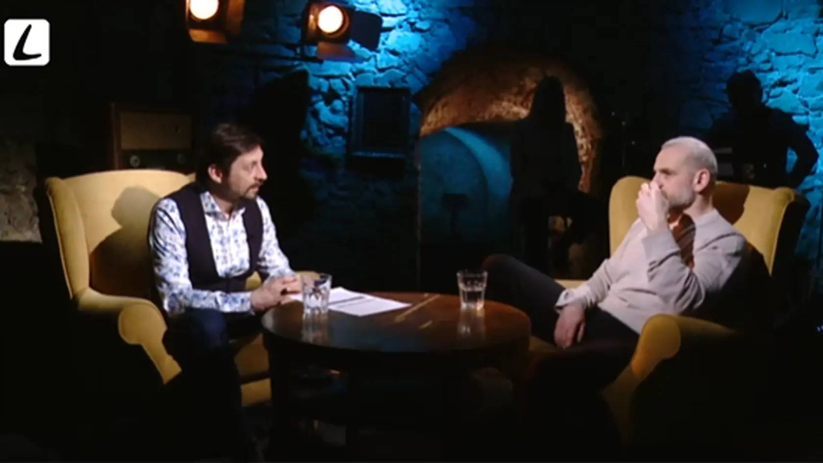 Lukáš Latinák v jeho relácii Pod javiskom na TV Lux. 25. júna 2025 bol jeho hosťom Ján Jackuliak. 