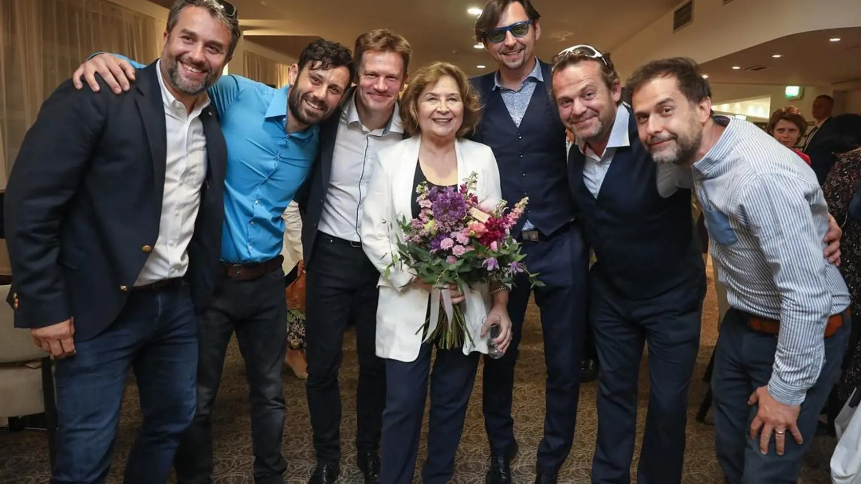 Gratulanti,  študenti niekdajší študenti herectva VŠMU, (zľava) Vlado Kobielsky, Robo Jakab, (zprava )Juraj Kemka, Marián Miezga, Lukáš Latinák so svojou pedagogičkou, hereckou legendou Emíliou Vášáryovou