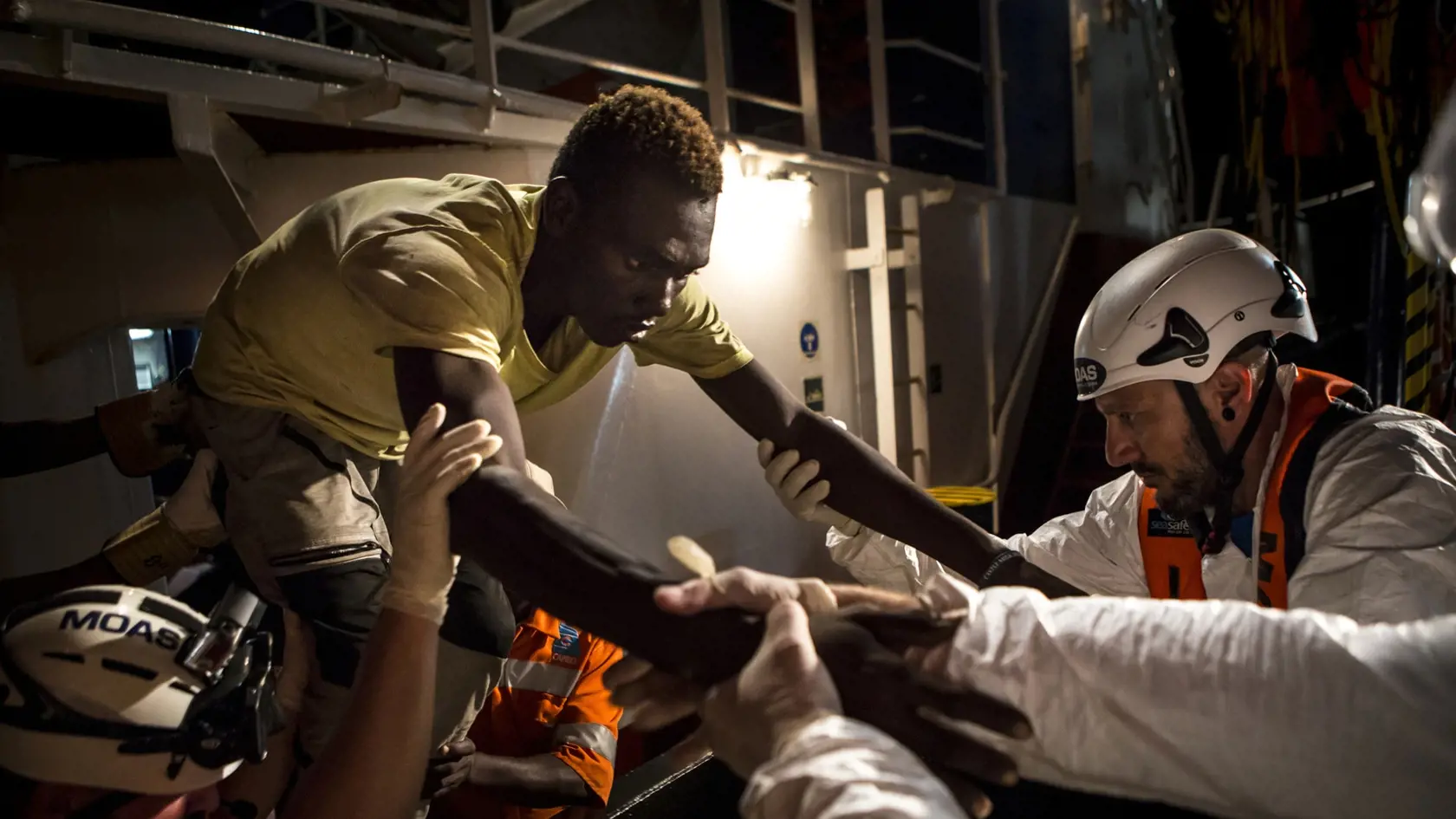 Amnesty International obvinila Taliansko z hrubého zaobchádzania s migrantmi.