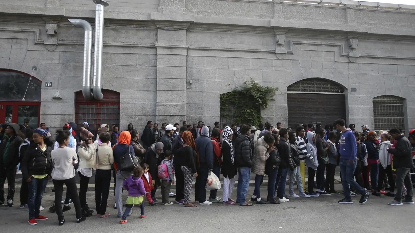 Amnesty International obvinila Taliansko z hrubého zaobchádzania s migrantmi.