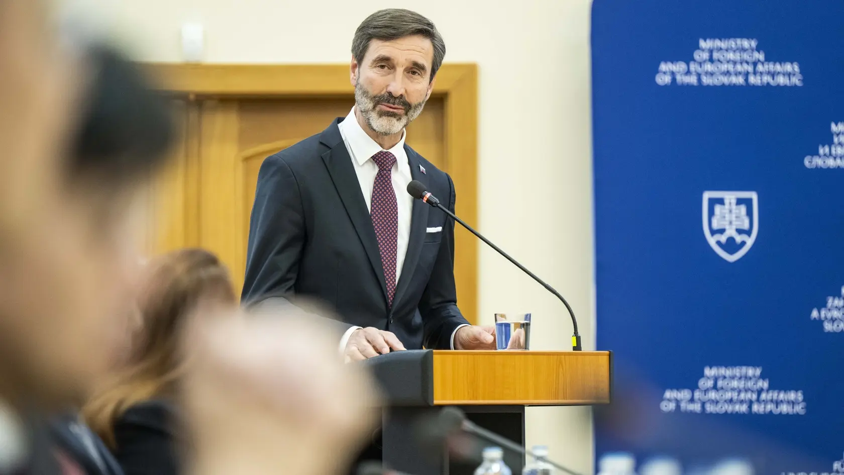 „Je potrebné vrátiť sa k mierovým rokovaniam a diplomatickým riešeniam v súlade s Chartou Organizácie Spojených národov a medzinárodným právom,“ uviedol Blanár, ktorého ukrajinský minister informoval o aktuálnom priebehu týchto rokovaní.