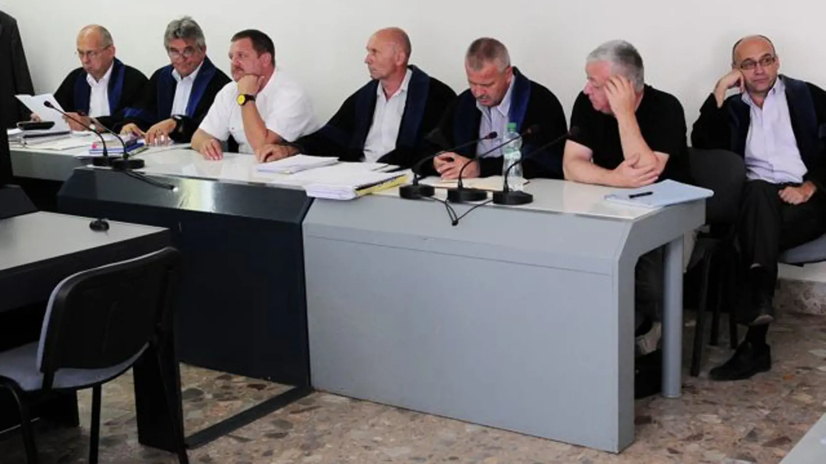 Pojednávanie s Danielom Maukšom a Jozefom Matulom obžalovanými zo spoluúčasti na vražde banskobystrického podnikateľa Mariána Karcela na Okresnom súde v Preöove 27. júna 2012. Na snímke 2. sprava sedí pri obhajcoch obžalovaný Maukš, bývalý advokát Mikuláša Černáka, zľava je obûalovaný Matula, exšvagor Černáka.