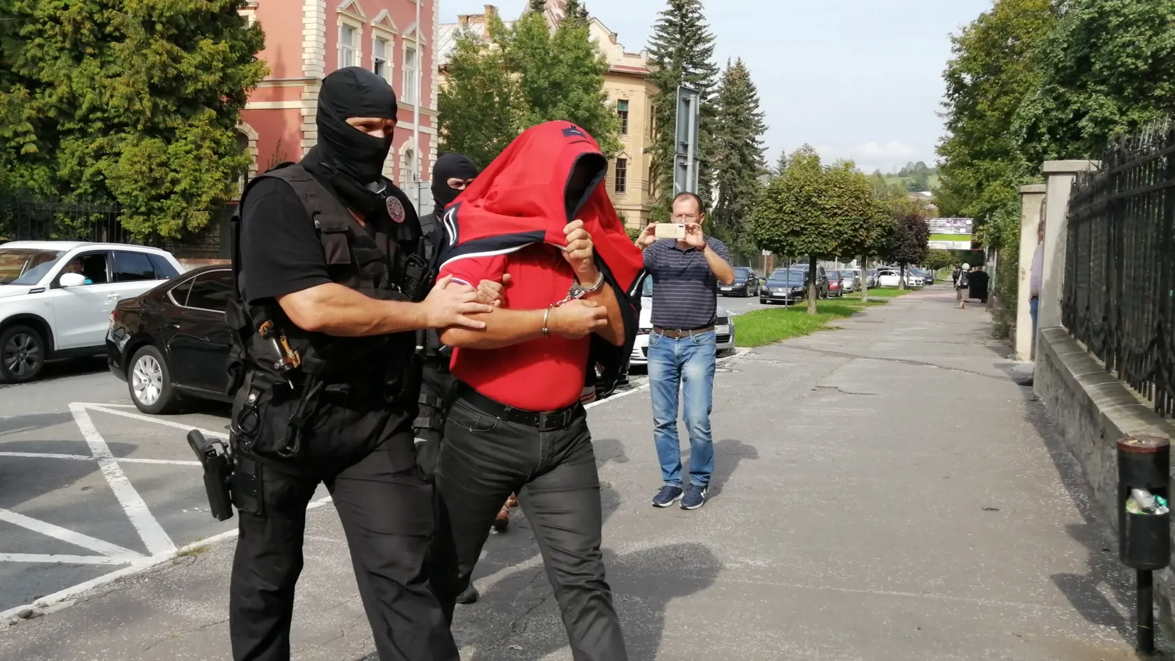 Na súd do Banskej Bystrice prichádzajú osôby zadržané v rámci policajnej akcie Plevel.