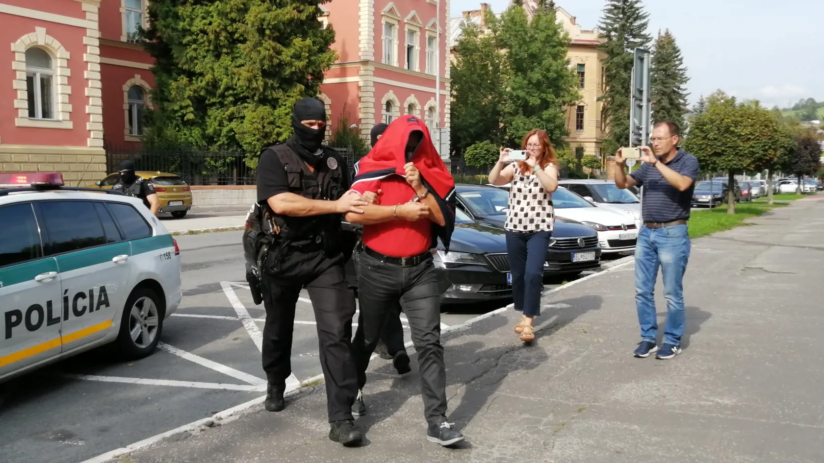 Na súd do Banskej Bystrice prichádzajú osôby zadržané v rámci policajnej akcie Plevel.