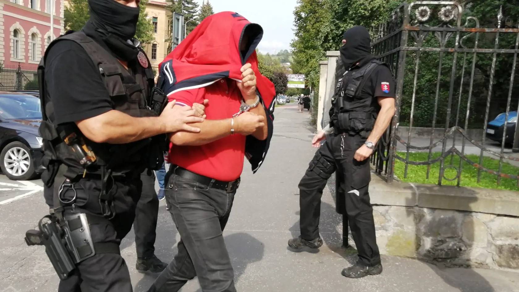 Na súd do Banskej Bystrice prichádzajú osôby zadržané v rámci policajnej akcie Plevel.