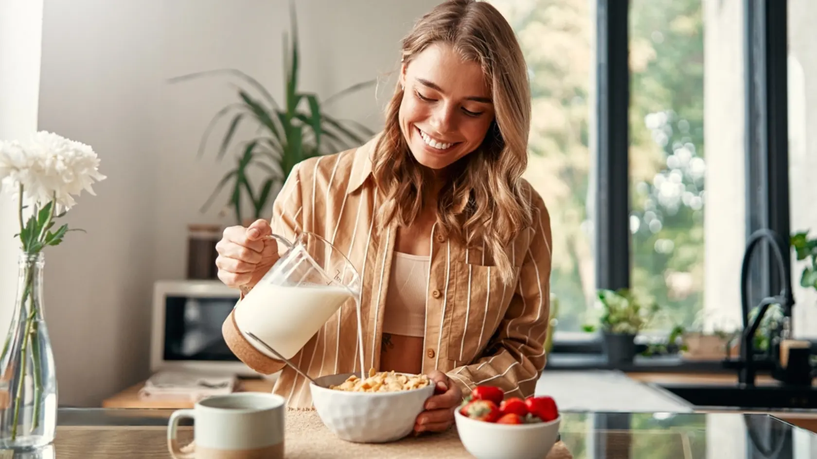 Tieto superpotraviny vám ráno dodajú energiu, podporia trávenie aj sústredenie – a ešte k tomu výborne chutia. Zistite, prečo by sa kakao, čučoriedky, matcha či ľanové semienka mali stať súčasťou vašich raňajok.