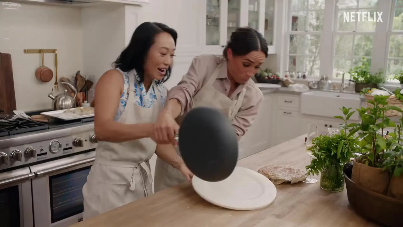 Meghan Markle má vlastnú kulinársku šou na Netflixe. Používa biely rad najmodernejšieho riadu Le Creuset, ktorý sa predáva za približne 220 až 300 eur.